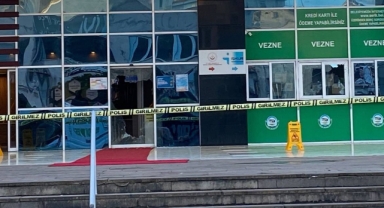 Elindeki pompalı tüfekle belediye binasına ateş açtı