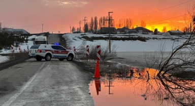 Gölet taştı, yol ulaşıma kapatıldı