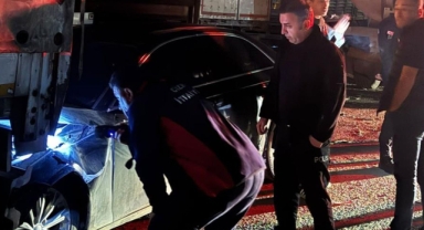 İki tır arasında sıkışan otomobil kağıt gibi ezildi!