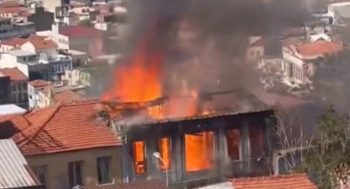 İzmir'de metruk binada korkutan yangın!