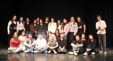 İzmir'de üniversiteliler tiyatroda buluştu