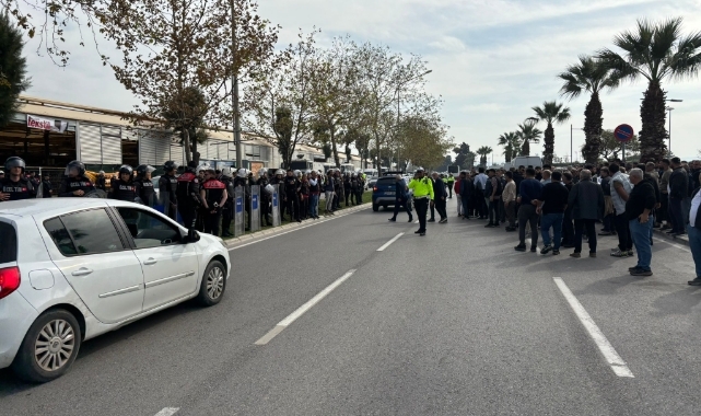 Karşıyaka’da ‘Tekstil Günleri’ krizi: Pazarcılardan oturma eylemi kararı!