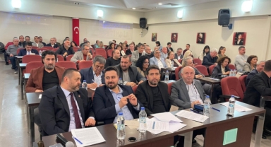 Karşıyaka Meclisi'nde dikkat çeken görüntü! O isim AK Parti sıralarında…