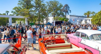 Klasik Otomobil Sergisi ziyaretçilerini zaman yolculuğuna çıkardı