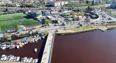 Küçükçekmece Gölü kırmızıya döndü