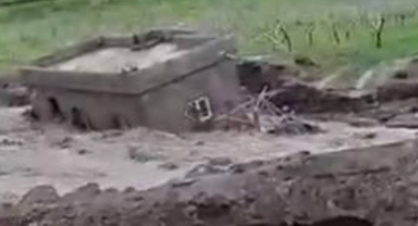 Siirt’te faciadan dönüldü: Sel suları bir evi yuttu