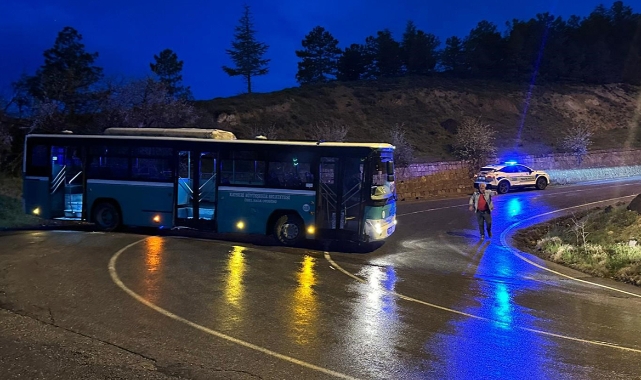Alkollü bir şahıs çaldığı özel halk otobüsüyle kaza yaptı