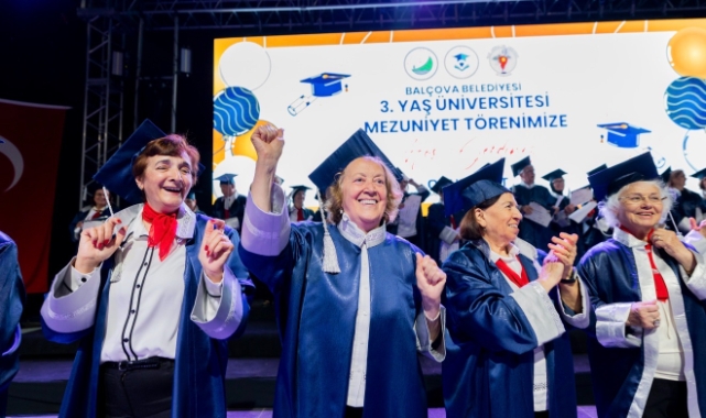 Balçova’da 3. Yaş Üniversitesi’nde mezuniyet coşkusu