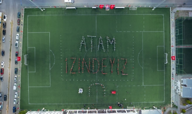 Buca'da yüzlerce kişi 'Atam İzindeyiz' yazdı