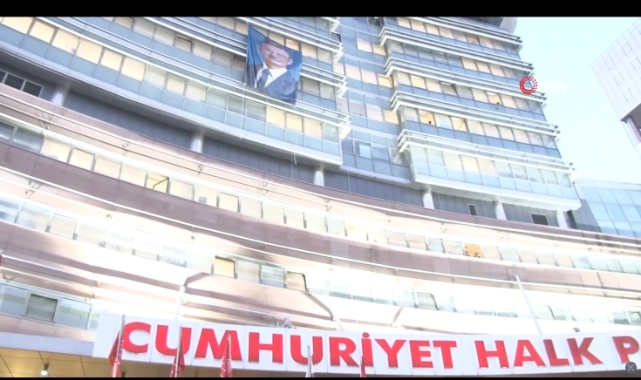 CHP Genel Merkezi'ne Özel'in pankartı asıldı