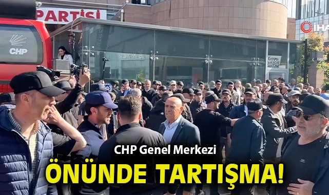 CHP, Genel Merkezi önünde çıkan tartışmada su şişeleri havada uçuştu