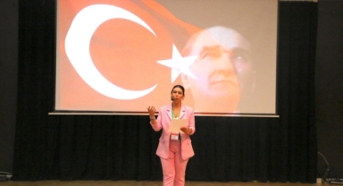 Hem hemşire hem tiyatrocu: İzmirlilere çifte hizmet