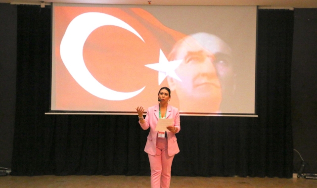 Hem hemşire hem tiyatrocu: İzmirlilere çifte hizmet
