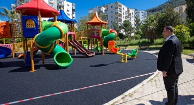 Narlıdere’de oyun parkı zeminleri yenileniyor