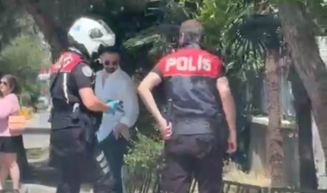 Otomobilin çarpıp kaçtığı kediyi yol kenarına alan polisler takdir topladı
