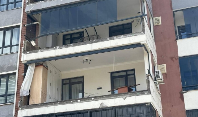 'Süper hücre' balkon duvarlarını yıktı, camları patlattı!
