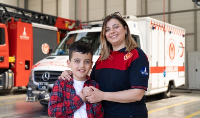 Yangında hayat kurtarıyor, evde oğlunun umudu oluyor