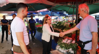 Başkan Akın pazar esnafı ve vatandaşlarla buluştu