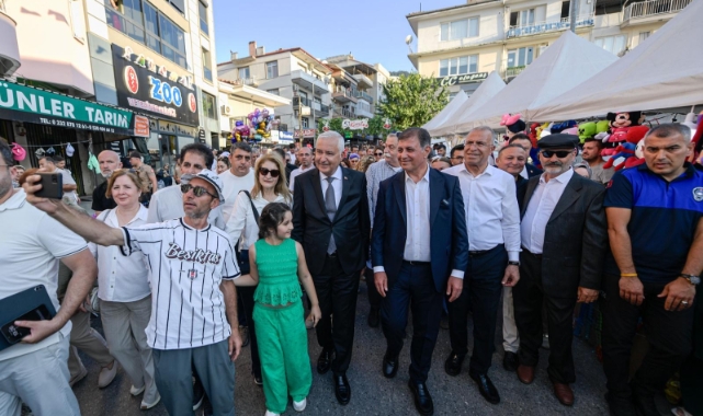 Başkan Tugay'dan Kemalpaşa'dan mesaj: Bir ve bütünüz, gençler bu ülkenin emaneti
