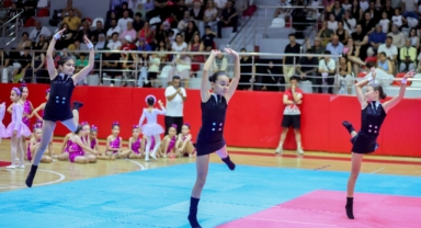 Bayraklılı kursiyerlerden yıl sonu gösterisi