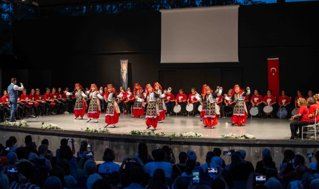 Bornova’da ritim ve halk dansları rüzgarı