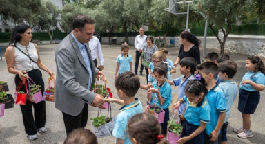 Bornovalı minik eller toprakla buluşuyor