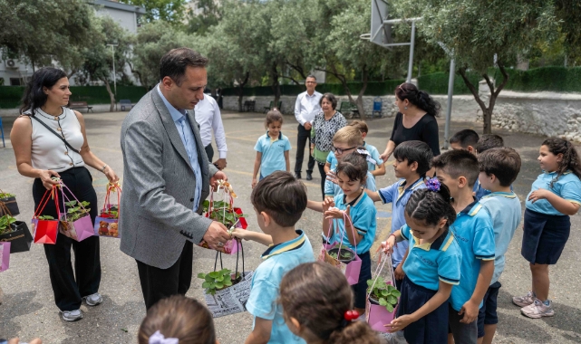 Bornovalı minik eller toprakla buluşuyor