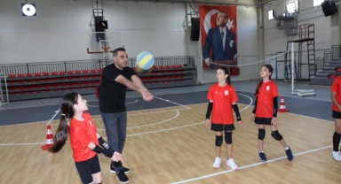 Çiğli Atatürk Kapalı Spor Salonu yenilenen yüzüyle sporculara kapılarını açtı