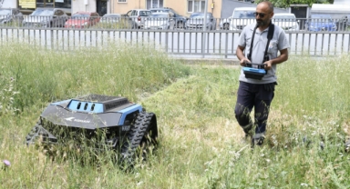 Çiğli’de temizlikte yeni dönem: Ot biçme robotu devrede