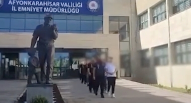 İnternetten sahte araç ilan oluşturup 69 kişiyi dolandırdılar