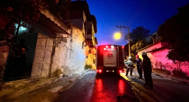 İzmir'de korkutan yangın: Odun ateşinden sıçrayan kıvılcımlar evi yakıyordu