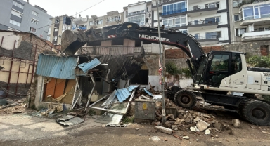 Konak’ta metruk bina yıkımları tam gaz