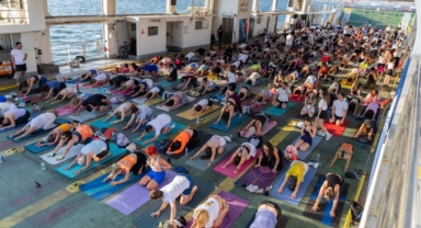 Körfez’in mavisinde 400 kişilik yoga buluşması