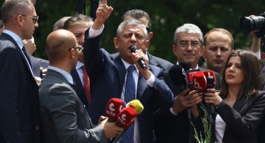 Özgür Özel TBMM önündeki kalabalığa seslendi