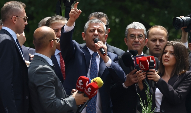Özgür Özel TBMM önündeki kalabalığa seslendi