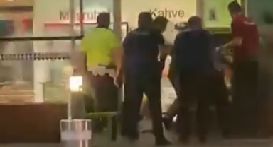 Adnan Menderes Havalimanında hareketli anlar: 4 polis bıçaklandı