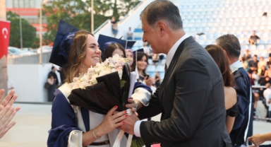 Başkan Tugay eşinin mezuniyet sevincine ortak oldu