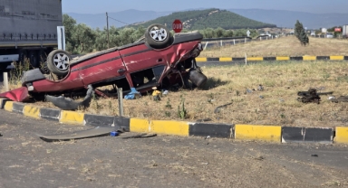 İzmir'de feci kaza... Otomobil ters döndü!