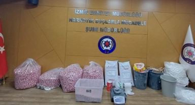 İzmir'de zehir tacirlerine büyük darbe: 121 bin 816 uyuşturucu nitelikli hap ele geçirildi