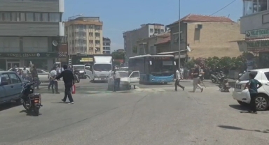 Manisa'da seyir halindeki otomobil alev aldı