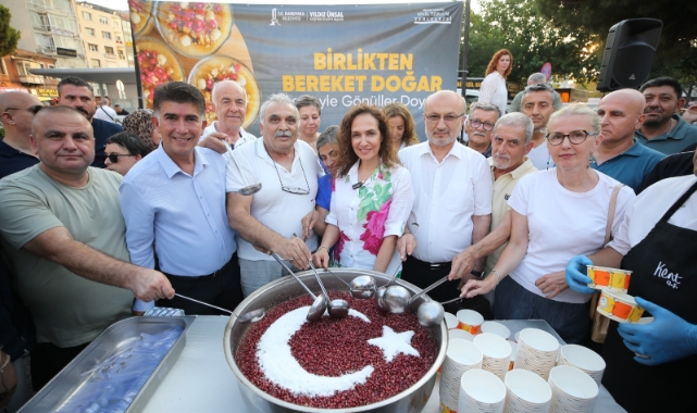 Yüzlerce Karşıyakalı aşurenin bereketini paylaştı