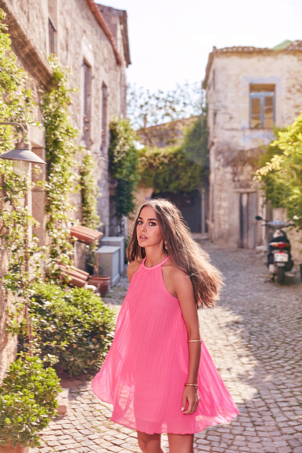 Monet overseas sick Elbise Kampanyası için Alaçatı Sokaklarını Fethetti - Magazin - Öncü Şehir  Gazetesi