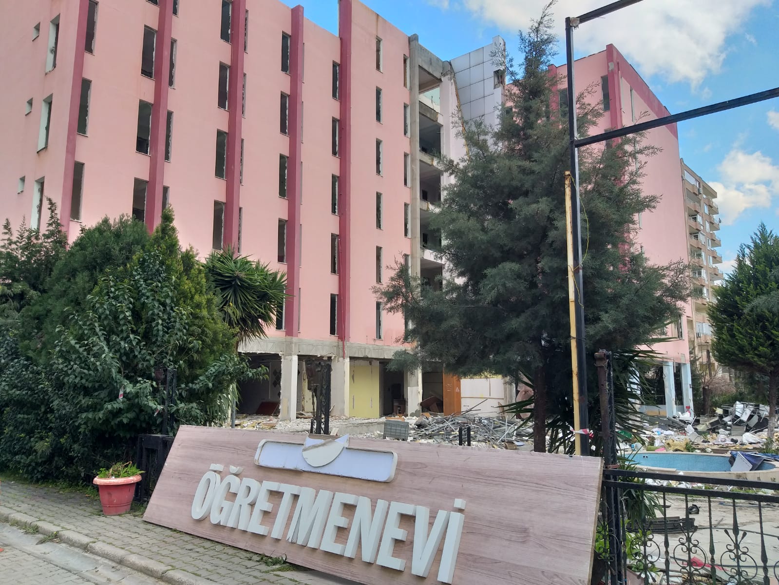 bornova ogretmenevi yikiliyor izmir haberleri oncu sehir gazetesi