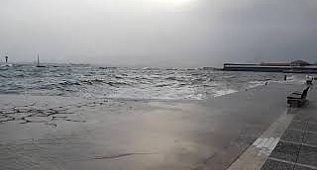 İzmir'de fırtına deniz ulaşımını engelledi